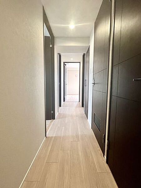 段差のないフラットな廊下で、部屋間の移動がスムーズで、荷物の持ち運びや掃除も快適です。
