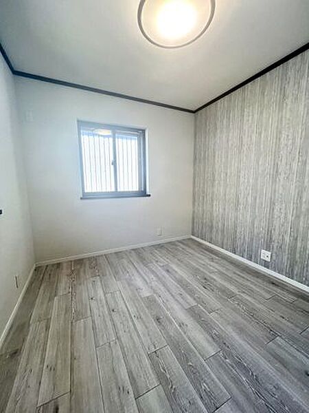 明るく使い勝手の良い洋室。寝室や子供部屋など多用途にお使いいただけます