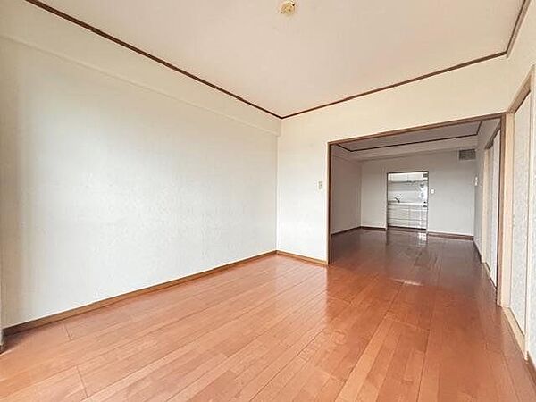 奥行きのある空間でゆったりと使える明るいリビング！家具配置もしやすく、ご家族でくつろげる空間です。