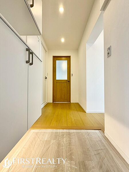 上質感漂う玄関です♪居住者の帰り、訪れる方を優しく迎える・安らぎに満ちた生活空間を予感させるようなその佇まいが魅力的ですね。