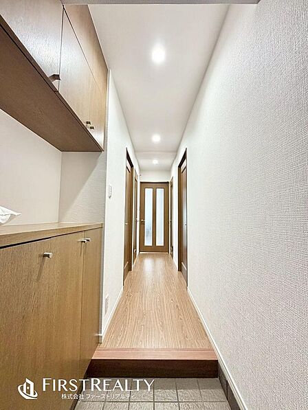上質感漂う玄関です♪居住者の帰り、訪れる方を優しく迎える・安らぎに満ちた生活空間を予感させるようなその佇まいが魅力的ですね。