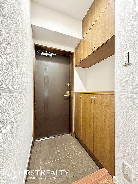 家族や来客をお出迎えする玄関は、家の顔と言っても過言ではありません。シンプルな仕様になっているので、お花などで自分好みにレイアウトしてみるのもいいですね♪