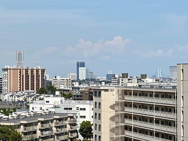 バルコニーからの眺望。ランドマークタワーやベイブリッジが望めます♪