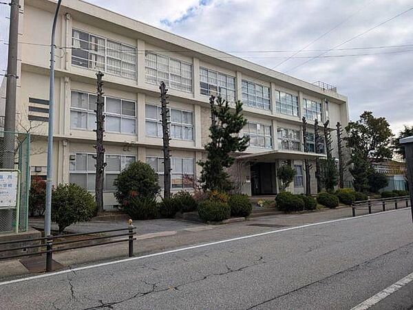彦根市立金城小学校 950m