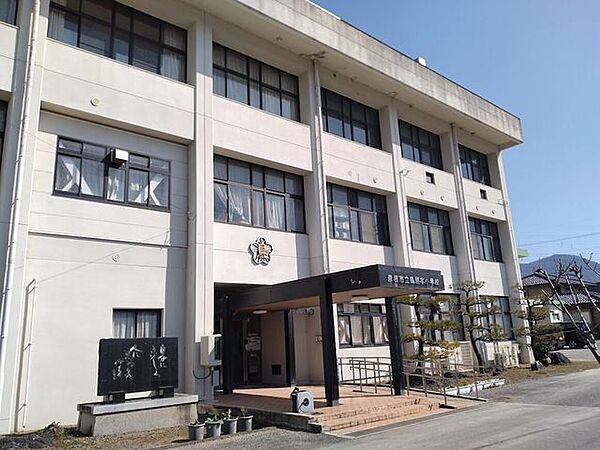 彦根市立鳥居本小学校 680m