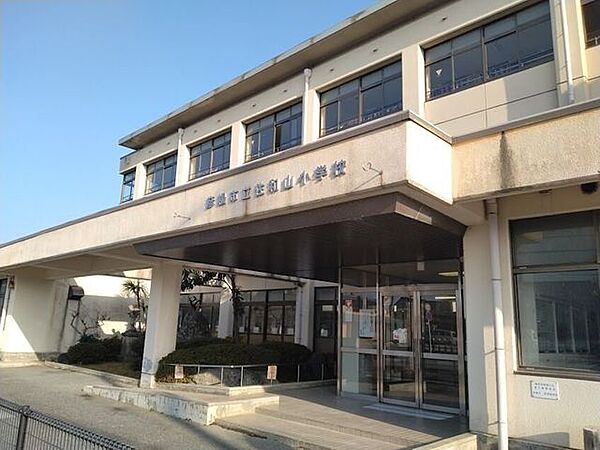 彦根市立佐和山小学校 230m