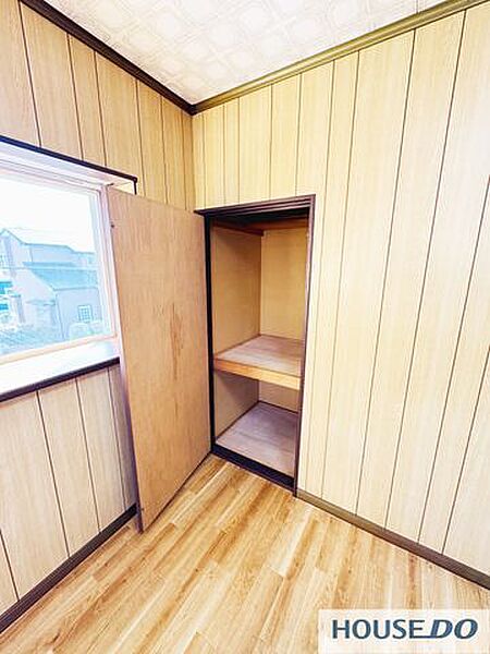 木目調の収納棚です。