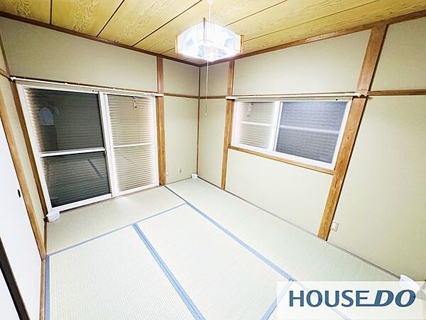 陽当りの良い和室です。窓が多く明るい空間です。