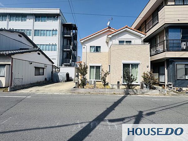 道路側から見た様子です。前面道路は7.9mでゆとりをもってすれ違えます。