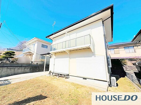 2階建ての戸建て住宅の全景です。