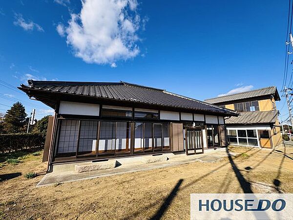 庭のある平屋の外観です。
