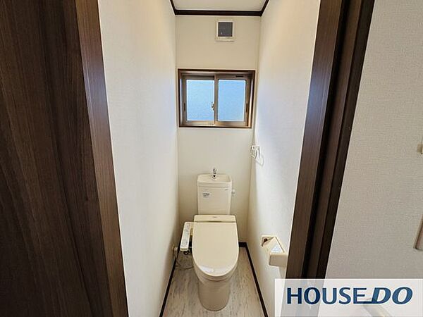 1階のトイレです。窓付きで自然光が入り、においがこもりにくい造りです。