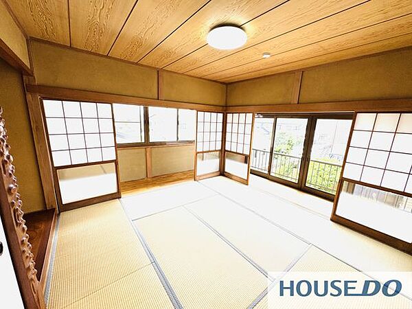 障子越しにやわらかな光が入る和室です。隣室と続けて広く使えます。
