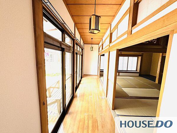 板張りの廊下です。各室へまっすぐつながる分かりやすい造りです。