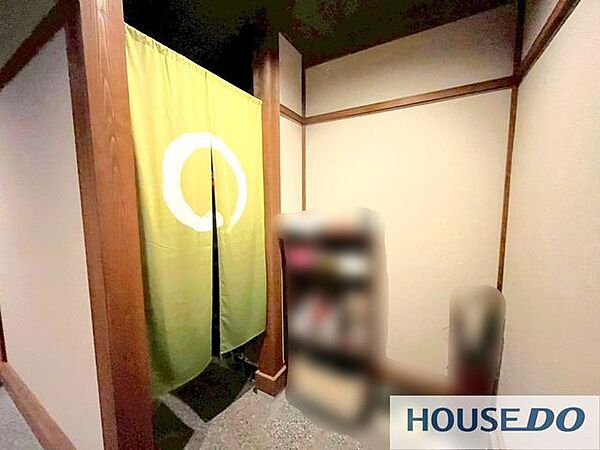 玄関まわりの様子です。ゆとりをもって出入りできます。