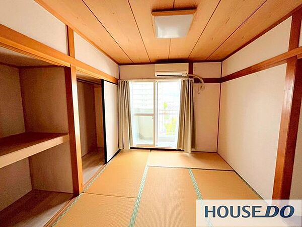 窓のある畳敷きの和室です。客間としても使えます。