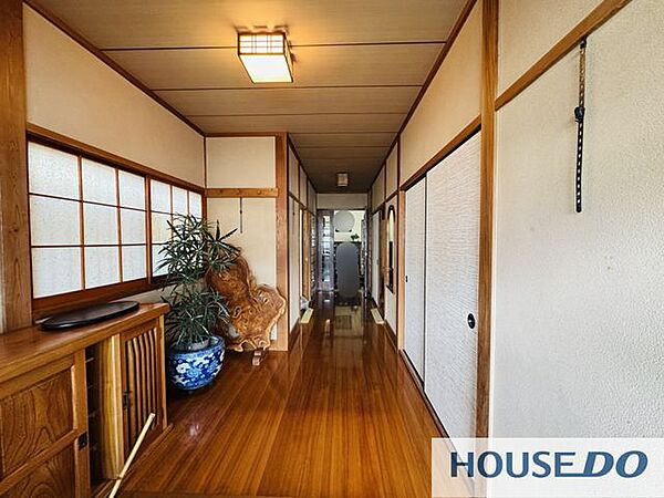 明るい光が差し込む玄関！収納棚付きで靴などをスッキリ収納できます♪