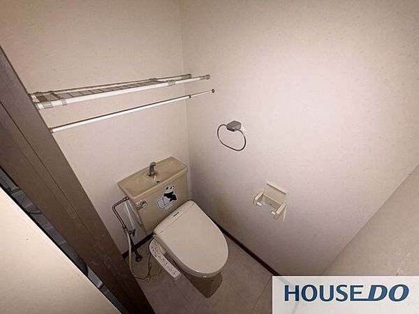 清潔感のあるトイレです。コンパクトでお手入れしやすい空間です。