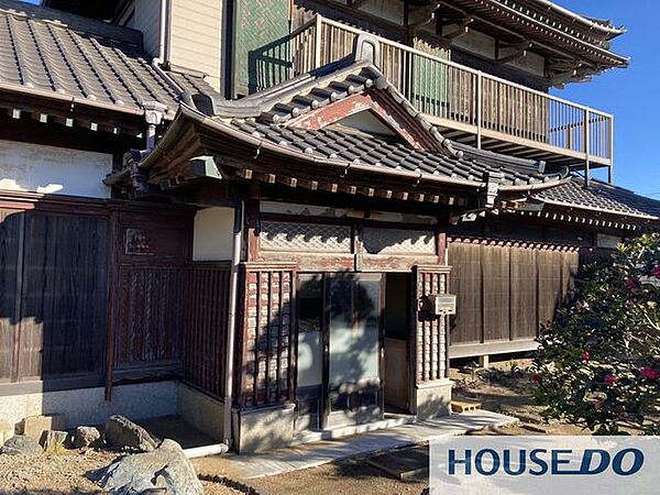 重厚な木造の玄関まわりです。瓦屋根が風格を感じさせます。