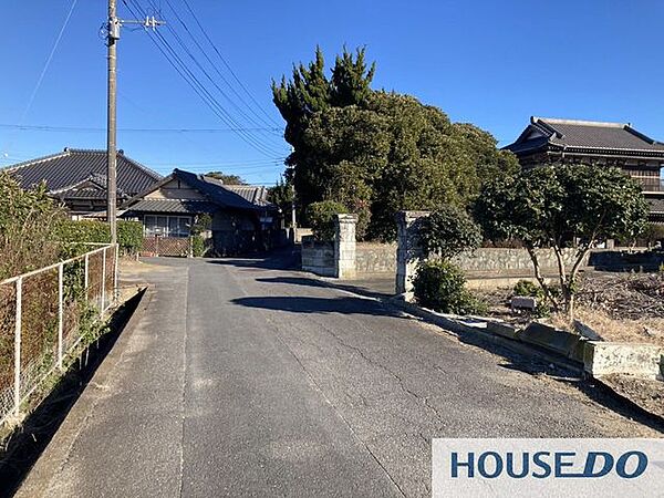 前面道路の様子です。閑静な住宅地に位置します。