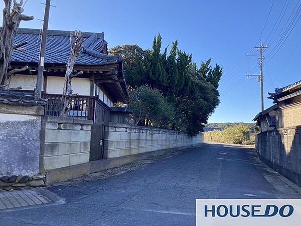ブロック塀沿いの前面道路です。落ち着いた周辺環境です。