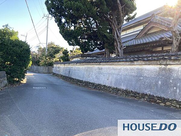 敷地前の道路です。車での出入りもしやすい環境です。
