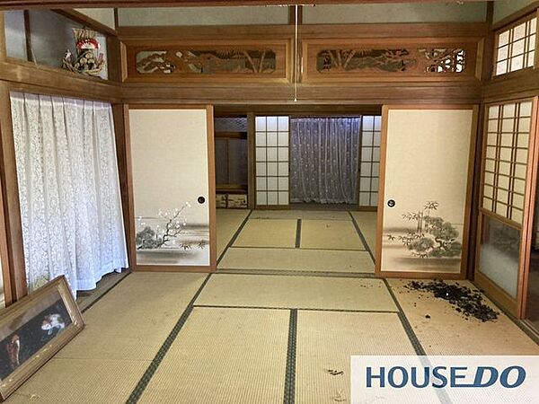 畳敷きの和室です。落ち着いた和の空間が広がります。