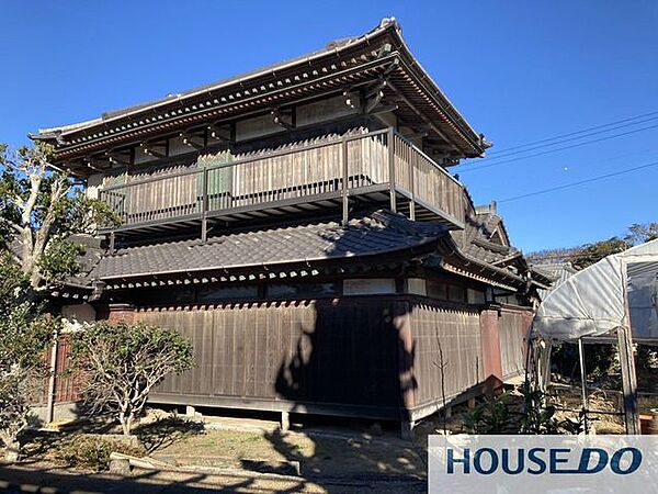 年季の入った木造家屋です。趣のある佇まいが魅力です。