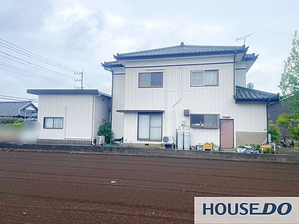 南面に窓が多く陽当りの良い外観です。庭スペースもあります。