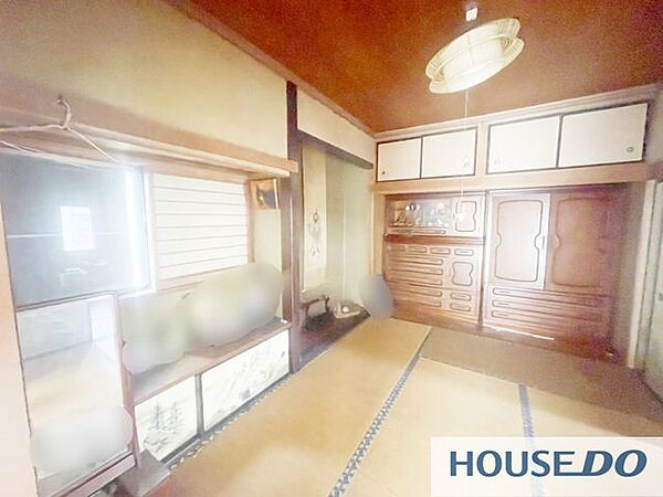 縁側に面した8帖の和室です。押入れも備えています。