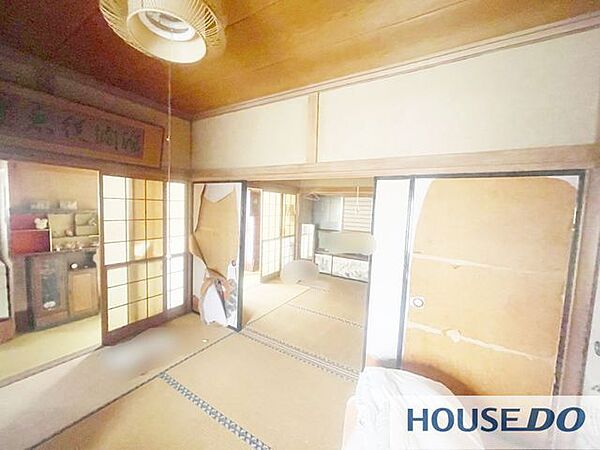 隣室と続き間になる6帖の和室です。押入れ付きです。