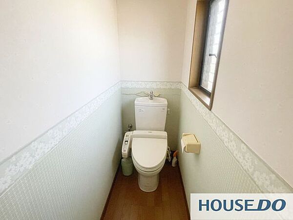 木目調の床の落ち着いた雰囲気のトイレです。