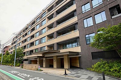 外観:本マンションは2棟構成で、当該住戸は建物の顔であり日照条件も良いグランコート側にございます 外観:本マンションは2棟構成で、当該住戸は建物の顔であり日照条件も良いグランコート側にございます