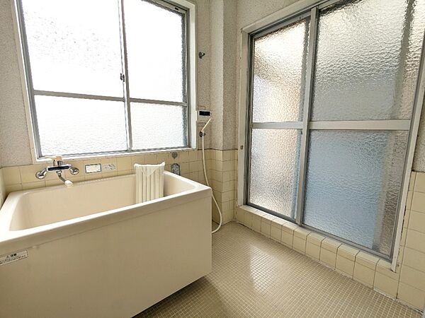 一日の疲れを癒す、明るいバスルーム！