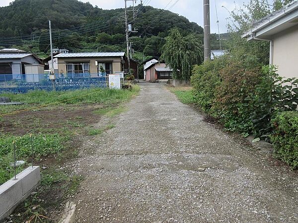 前面道路は分譲地5区画以外の車は通りません。