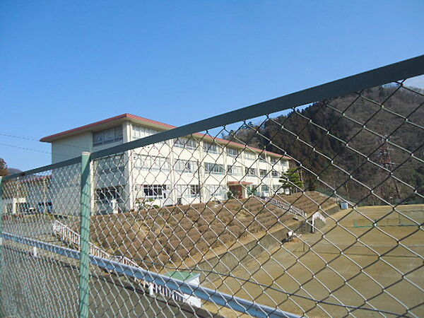 北相中学校まで900ｍです。