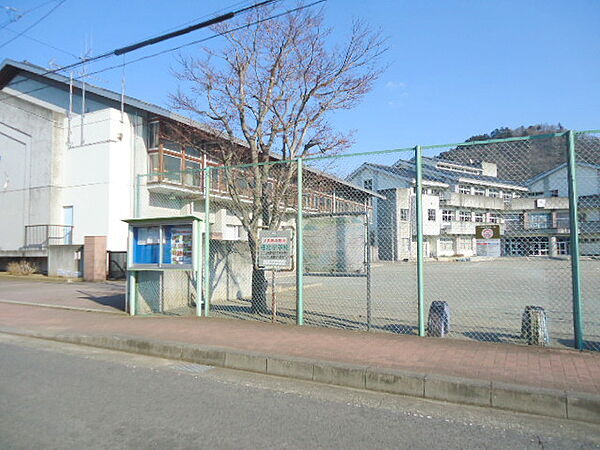 桂北小学校まで1100ｍです。