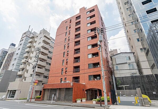 南青山の街並みに映える、存在感のある佇まいです