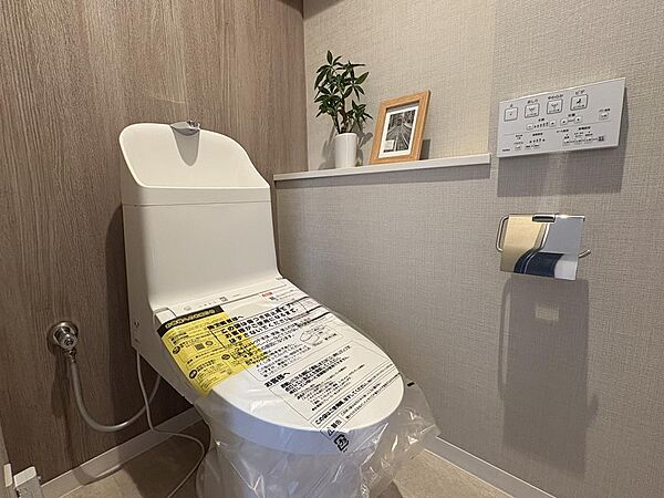 【トイレ】収納棚や小物が置けるスペース付きのトイレ。温水洗浄機能付き♪