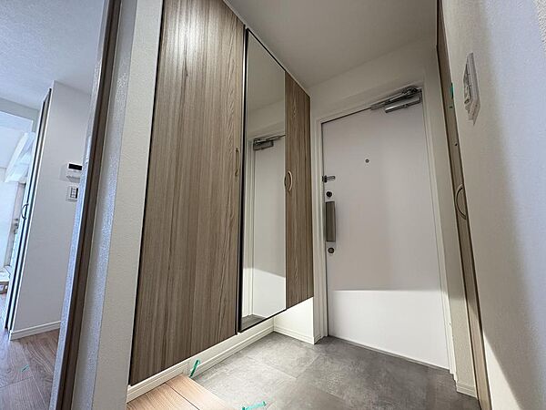【玄関】姿見付きなので出かける前の身だしなみチェックもばっちり。