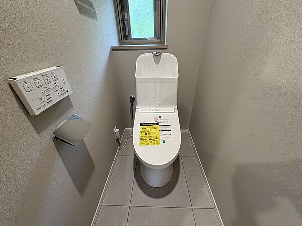 【トイレ】温水洗浄機能付き。トイレ用品の収納にも便利な吊り棚も付いております。