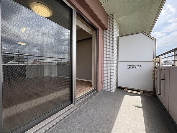 【バルコニー】幅の取れた風通しの良いバルコニー。
