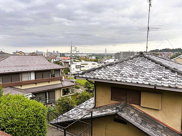 眺望：建物２階部分から撮影　２階リビングにすることで、戸建でもお食事時に眺望をご覧いただけます。