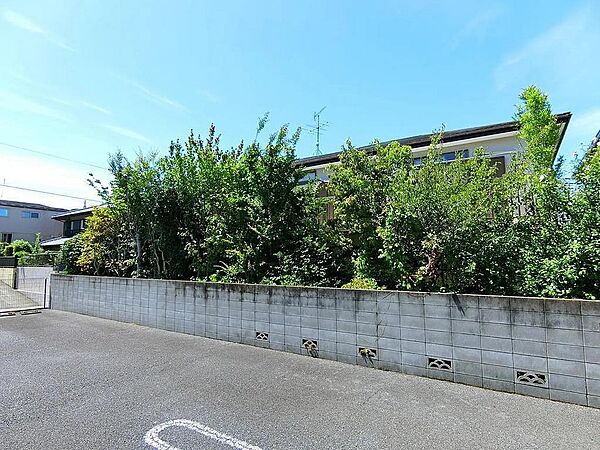 現地南東側からの写真です。うれしい！更地でのお引き渡しになります！！