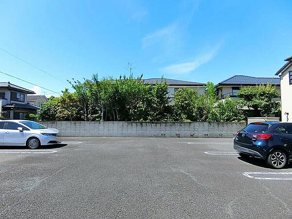 現地南東側からの写真です。うれしい！更地でのお引き渡しになります！！