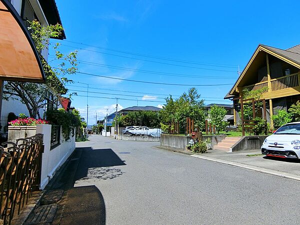 周辺の街並みです。素敵なお家が立ち並んでいますね！写真の中央が現地土地になります！