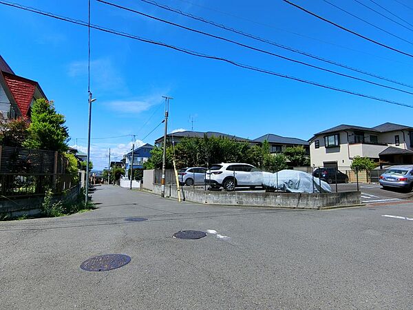 駅から現地までには新しくオープンした京王ストアやサンドラッグがあります！快適な暮らしを貴方に！