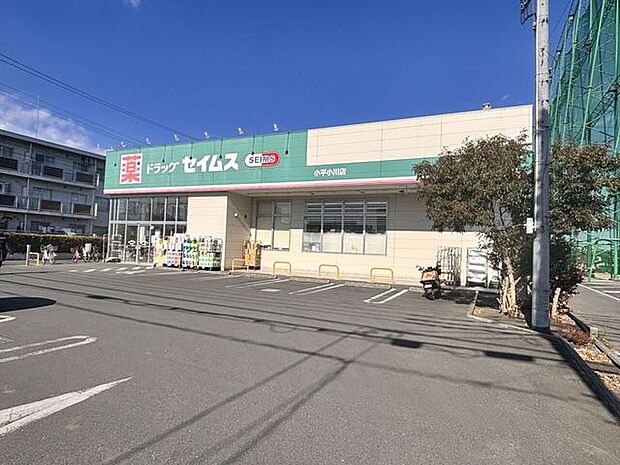 ドラッグセイムス小平小川店ドラッグストアセイムスです。日用品から医薬品まで取り扱っており、日常使いだけでなくもしもの時に利用できます。 730m
