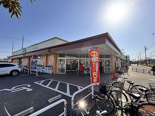 コープみらい コープ小川西町店店内の買い物だけではなく、宅配サービスなどを行っているので小さいお子様がいる家庭や高齢の方なども利用しやすいスーパーです。 1530m