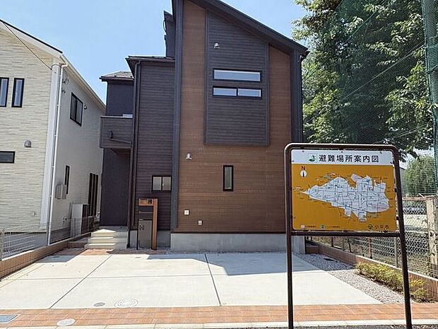 木の温もりを感じるブラウンとシックな黒を組み合わせた、モダンな外観デザイン。前面には並列で駐車できるゆとりあるスペースが確保されています。青空に映えるスタイリッシュな佇まいが魅力の住まいです。